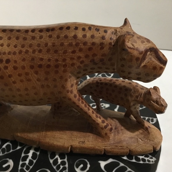 Hand carved wood cheetah and cub - Picture 7 of 9